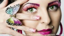 Junge Frau mit künstlichen WImpern und einem Schmetterling als Ring, Österreich, Europa | Verwendung weltweit, Keine Weitergabe an Wiederverkäufer.