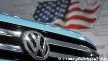 Ein Volkswagen steht auf dem Messestand von VW in Hannover vor der US amerikanischen Flagge, aufgenommen am 25.04.2016. Foto: Frank May/picture alliance | Verwendung weltweit