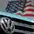 Автомобиль Volkswagen в Ганновере на фоне флага США