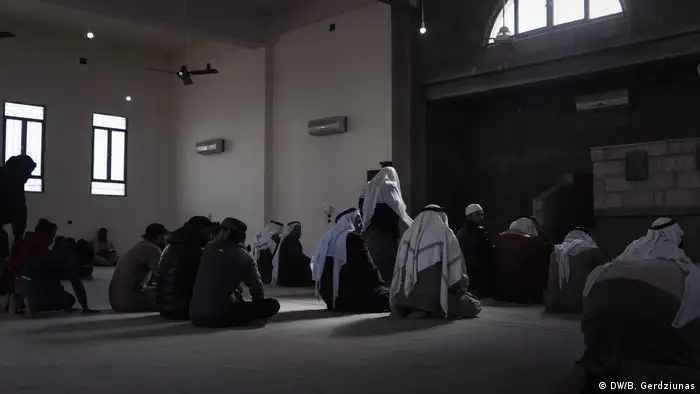 Friday prayers at a mosque (DW/B. Gerdziunas)