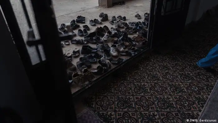 Shoes outside a mosque (DW/B. Gerdziunas)