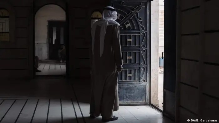 A man standing in a doorway (DW/B. Gerdziunas)