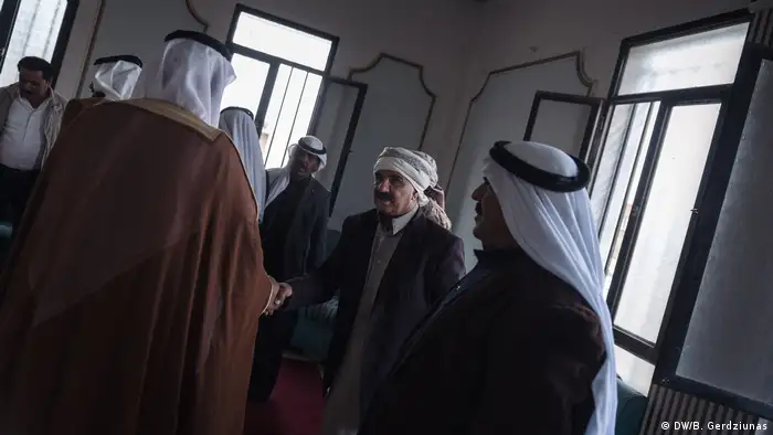 Shammar members greet visitors from Iraq (DW/B. Gerdziunas)
