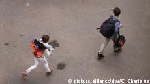 ARCHIV - 20.06.2012, Hamburg: Zwei Schüler gehen über den Hof einer Schule. (Zu dpa Studie: Viele Kinder haben Angst vor Armut, Mobbing und Gewalt) Foto: Christian Charisius/dpa +++ dpa-Bildfunk +++ | Verwendung weltweit