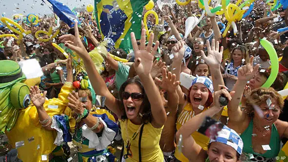 Freudentaumel an der Copacabana nach der Vergabe der Olympischen Spiele 2016 nach Rio de Janeiro (Foto: AP)