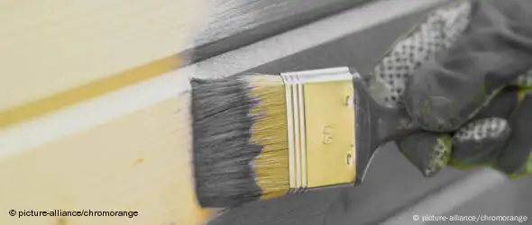 Symbolbild Schwarz-Gelb: Pinsel malt Gelb auf Schwarze Wand (Foto: dpa)