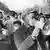 Ein junger Rotgardist mit Megafon spricht im Januar 1967 zu Passanten. Er trägt wie alle Angehörigen der Roten Garde auf Anordnung von Mao einen Mundschutz gegen Grippe. Die Große Proletarische Kulturrevolution wurde im Winter 1965/1966 von Mao Tsetung eingeleitet und dauerte bis 1969. Foto: Ian Brodie +++(c) dpa - Report+++
