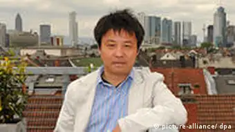 Der chinesische Autor Yu Hua steht in Frankfurt am Main auf der Terrasse des S. Fischer Verlags (Foto vom 05.06.2009). Der 48-Jährige zählt zu den bekanntesten Schriftstellern Chinas. Sein jüngster Roman Brüder, der im August bei S. Fischer erscheint, war ein in China heftig diskutierter Bestseller. China ist Gastland der diesjährigen Frankfurter Buchmesse, die vom 14. bis 18. Oktober stattfindet. Foto: Arne Dedert dpa/lhe +++(c) dpa - Report+++
