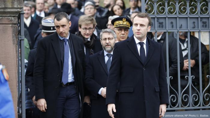 A su regreso de Alsacia, Macron visitó el monumento del Holocausto en París junto con los presidentes de las dos cámaras del Parlamento y depositó una ofrenda floral.