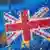 Symbolbild Brexit: Britische Fahne vor der Europaflagge im Regen (picture-alliance/dpa/A.Franke)