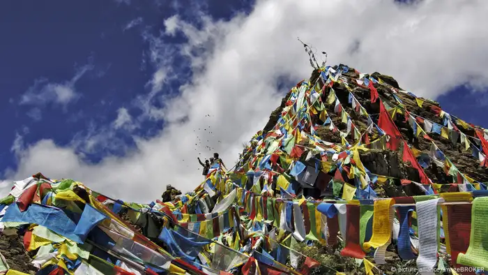 Tibet | Touristen wefen Glücksbringer in die Luft | Yumbulagang Festung nahe Lhasa