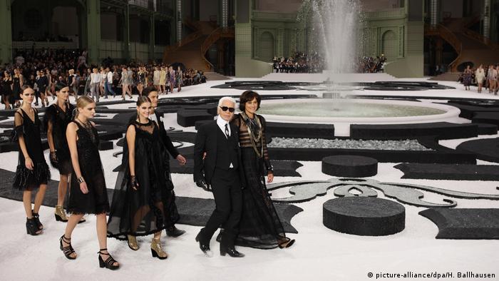 Inès de la Fressange with Karl Lagerfeld at a fashion show (picture-alliance/dpa/H. Ballhausen)