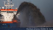 Sandvorspuelung an der Nordsee, Niederlande | Beach nourishment at the North Sea, Netherlands | Verwendung weltweit