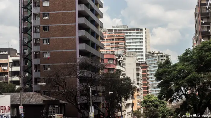 Hochhäuser in einem Stadtviertel von Johannesburg (Lungile Hlatshwayo)
