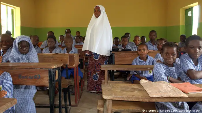 Nigeria - Lehrerin in Schule