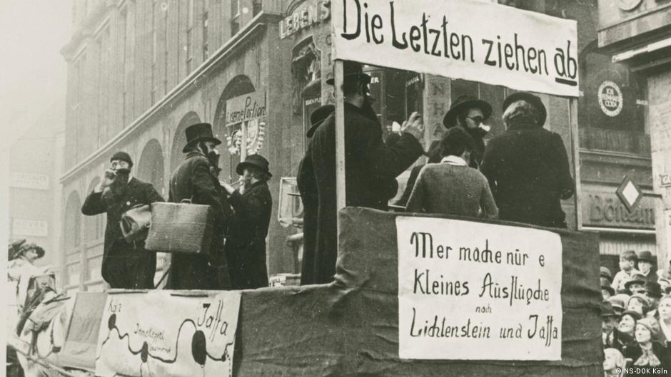 Keln je širom sveta poznat po svom karnevalu. Na ovoj slici iz 1934. se vidi deo povorke sa jasnom porukom Jevrejima: 