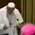 Папа Римський Франциск молиться на відкритті саміту