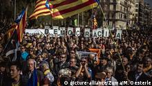 Десятки тысяч каталонцев вышли на акцию протеста в поддержку лидеров сепаратистов