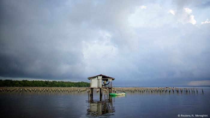 Hütte mitten im Wasser (Foto: Reuters/A. Meneghini )