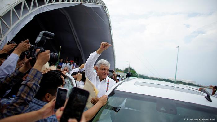 Präsident Obrador steigt aus Auto aus (Foto: Reuters/A. Meneghini )