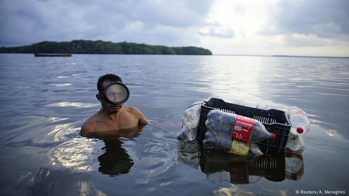 Mann mit Taucherbrille im Wasser (Foto: Reuters/A. Meneghini )