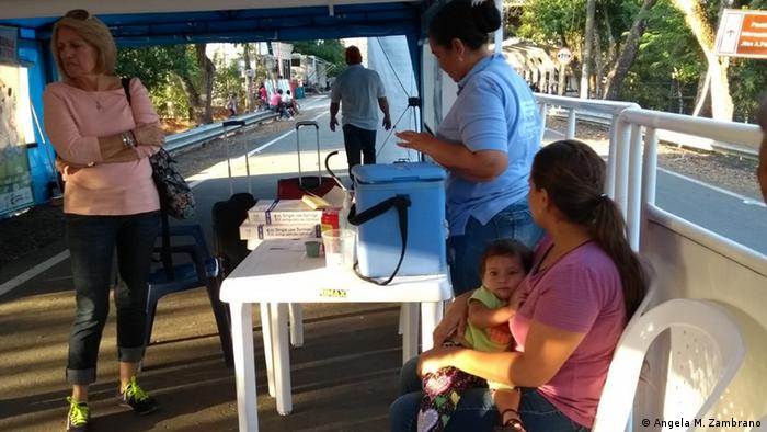 Puesto de vacunación de la OPS Colombia en la frontera de los Llanos Orientales con Venezuela.