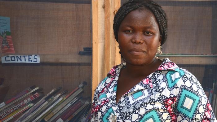 Benin, Abomey-Calavi - Im Märchenunterricht bauen Kinder sogar Stress ab, findet Lehrerin Claudette Nongandé Zovedi