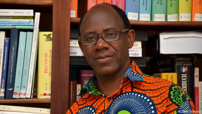 Benin, Abomey-Calavi - Mensah Wekenon Tokponto hat für seine Doktorarbeit Märchen aus Benin sowie die der Gebrüder Grimm analysiert