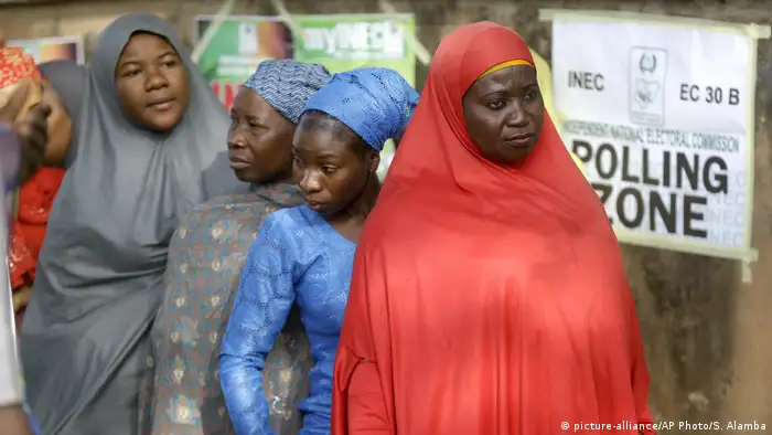 Nigeria Präsidentschaftswahlen Frauen Wahllokal (picture-alliance/AP Photo/S. Alamba)