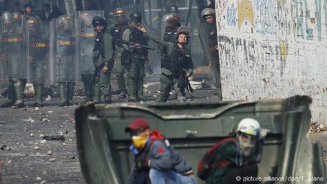 Exército da Venezuela entra em confronto com manifestantes na