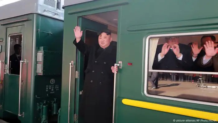 Nordkorea Abfahrt Kim Jong Un nach Vietnam (picture-alliance/AP Photo/KCNA)