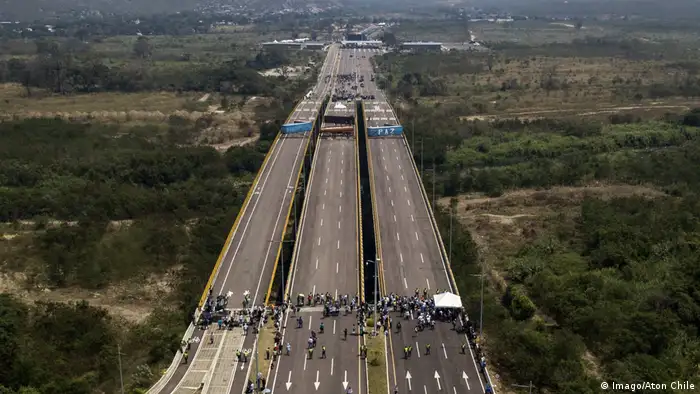 Перекрытый мост между Венесуэлой и Колумбией