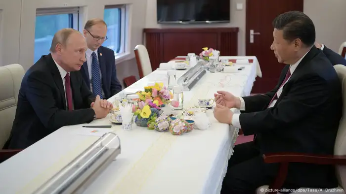 China Putin und Jinping Treffen im Zug (picture-alliance/dpa/Tass/A. Druzhinin)