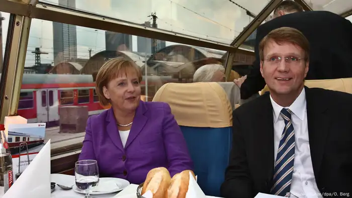 Merkel und Pofalla im Panoramawagen des Rheingoldexpress (picture-alliance/dpa/O. Berg)