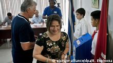 24.02.2019, Kuba, Havana: Miguel Diaz-Canel (l), Präsident von Kuba, wirft nach seiner Frau Lis Cuesta seinen Stimmzettel im Rahmen eines Referendums in die Wahlurne. In Kuba hat das Referendum über eine neue Verfassung begonnen. Sollte der Entwurf bestätigt werden, wird in der Verfassung erstmals der Begriff des privaten Besitzes verankert. Foto: Ramon Espinosa/AP POOL/dpa +++ dpa-Bildfunk +++ |