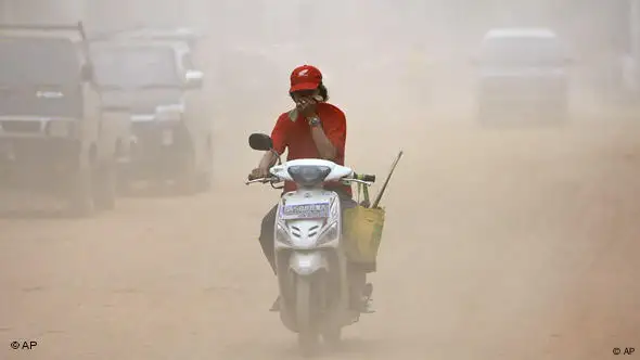 Indonesien Mann in Sandsturm in Padang