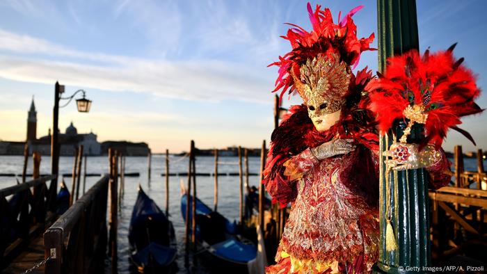 Este festival es famoso por sus máscaras elaboradas, documentadas por primera vez en 1286. Ya sea en el desfile de góndolas que recorre los canales de la ciudad o en los lujosos bailes de disfraces en los palacios, las personas ocultas detrás de sus máscaras pueden disfrutar de la fiesta más salvaje sin traicionar su identidad.