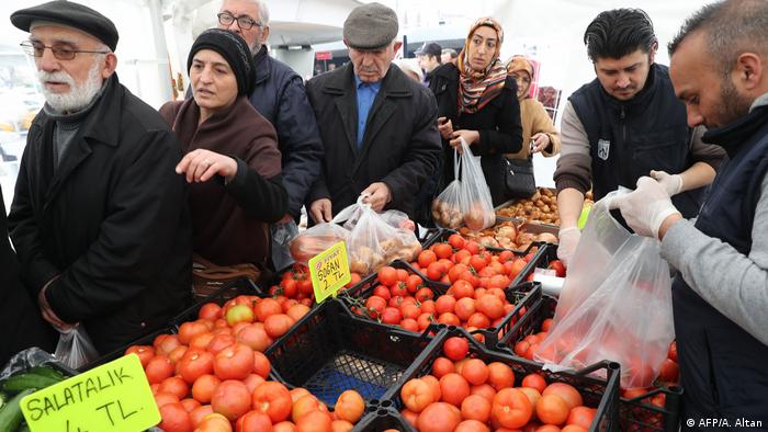 Pembeli di pasar di Turki