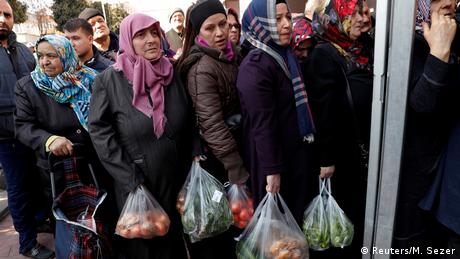 Все повече турци страдат от краха на лирата. Който може