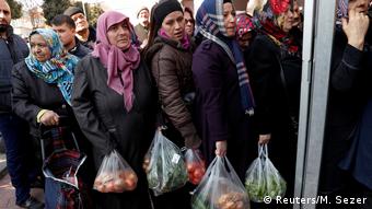Συνωστισμός σε λαϊκή αγορά στην Κωνσταντινούπολη
