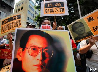 Pancartas con foto del disidente chino, Liu Xiaobo.