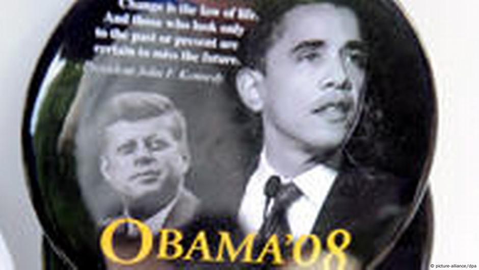 Bedž sa likom Kenediaj i Obame, prodavao se u Berlinu pred dolazak predsedničkog kandidata demokrata, jula 2008.