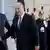 Der französische Präsident Emmanuel Macron begrüßt den irakischen Präsidenten Barham Salih zu Gesprächen im Elysée-Palast in Paris