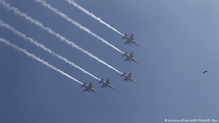 Indien Luftwaffe übt vor dem Tag der Republik (picture-alliance/AP Photo/S. Das)