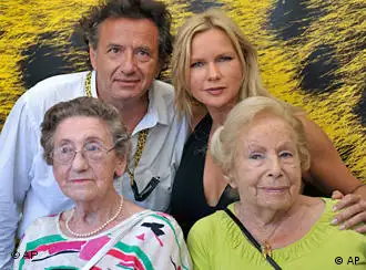 Porträtfoto mit zwei älterern Damen, darüber der Regisseur und seine Hauptdarstellerin (Filmfestival Locarno)