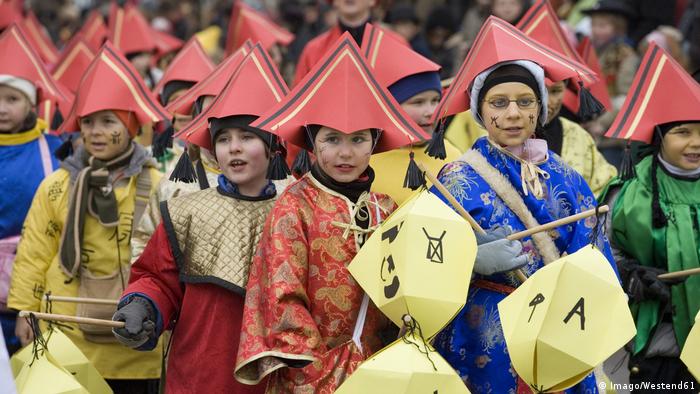 Dietfurt citizens dressed up in Chinese costumes carrying lanterns (Imago/Westend61)