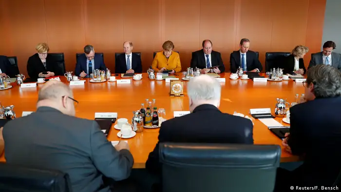 Berlin: Angela Merkel nimmt an der Kabinettssitzung teil