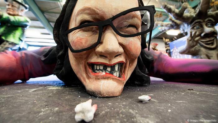 Andrea Nahles wird auf diesem Wagen des Mainzer Carneval Vereins mit herausgeschlagenen Zähnen auf dem Boden liegend dargestellt. Sie ist aus ihren roten SPD-Stöckelschuhen gekippt.