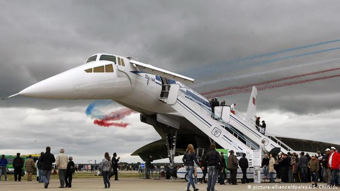 En 1954, Gran Bretaña comenzó a desarrollar un avión supersónico para pasajeros. Le siguieron Francia, Estados Unidos y la URSS. El primero se alzó el 31 de diciembre de 1968, el ruso TU-144. Casi tres meses después, lo hizo también el Concorde, que reunía entre tanto, a británicos y franceses. El TU-144 (foto de 2009) transportó pasajeros hasta finales de 1977.