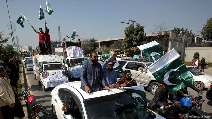 Pakistan, Lahore: Menschen feiern den Abschuss von Militärflugzeug